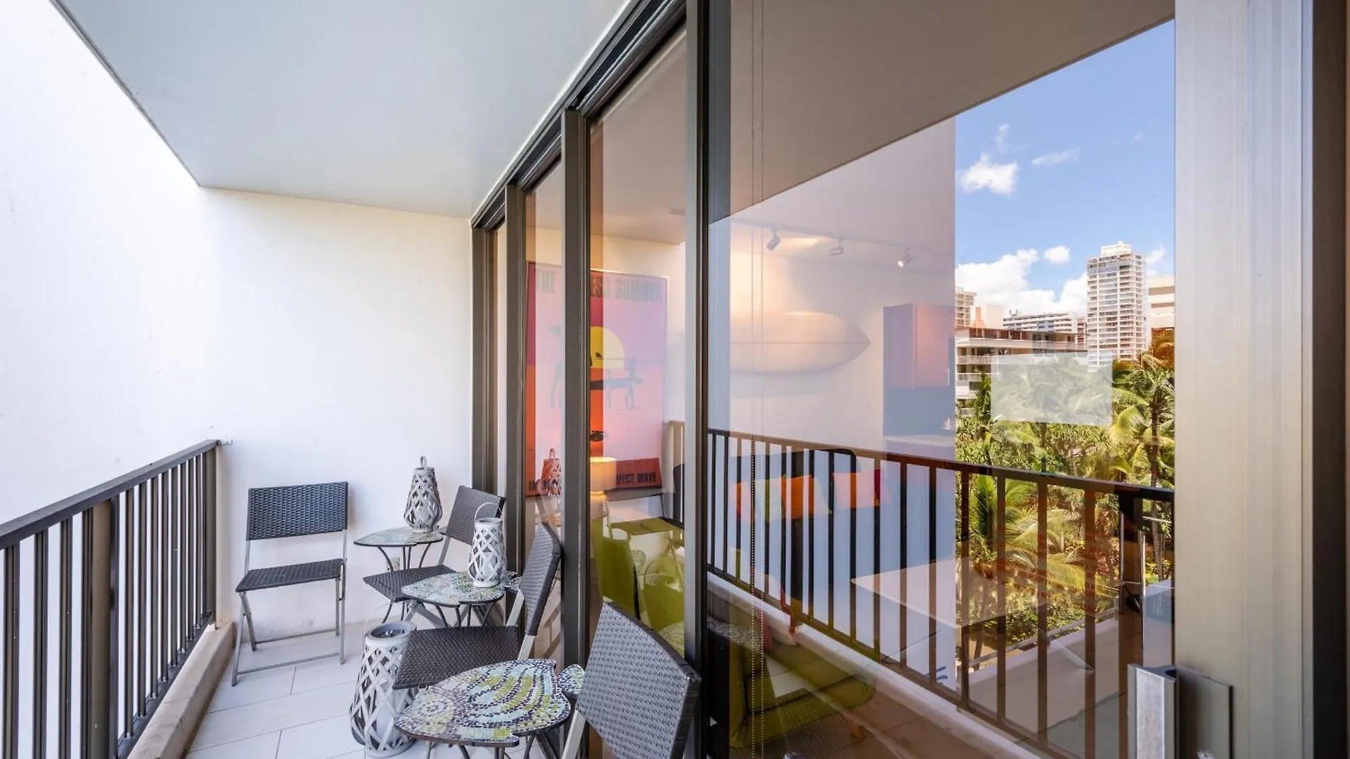 Bright Waikiki Condo With Ocean Views, King Bed, Full Kitchen & Free Parkkng Honolulu Appartamento